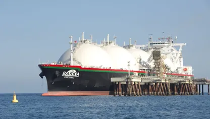 سفينة الغاز الطبيعي المسال على رصيف الشركة العمانية للغاز الطبيعي المسال - المصدر: بلومبرغ