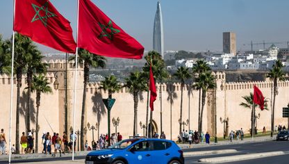صورة من العاصمة المغربية الرباط تظهر سائحين يفدون إلى القصبة التاريخية "الأوداية"، وفي الأفق صومعة "حسان" على اليمين وبرج محمد السادس على اليسار - Getty Images