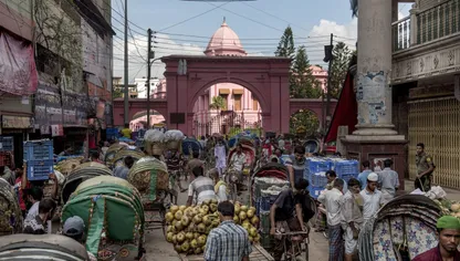سائقو العربات وبائعون في دكا، بنغلاديش - المصدر: بلومبرغ