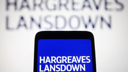 شعار شركة "هارغريفز لانسداون" على شاشة هاتف ذكي - أ.ف.ب