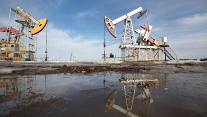 رافعات ضخ النفط في أحد حقول النفط في روسيا - المصدر: بلومبرغ