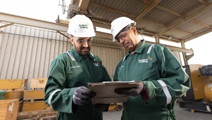 موظفان في شركة الحفر العربية يتابعان عمليات الإنتاج في أحد مواقع الشركة شرق المملكة - المصدر: بلومبرغ