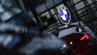 علامة "بي إم دبليو" في صالة عرض (BMW Welt) للسيارات في ميونيخ، ألمانيا - المصدر: بلومبرغ