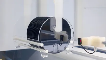 رقاقات أشباه الموصلات المصنوعة من السيليكون تمر عبر آلة تنظيف كيميائي رطبة في أحد مصانع "نيكسبيريا" (Nexperia) - بلومبرغ