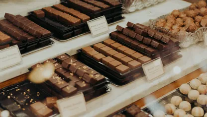 منتجات شوكولاتة مختلفة الألوان والأحجام معروضة بأحد المتاجر - بلومبرغ