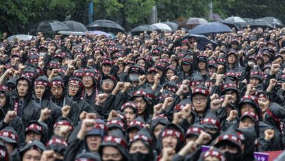 عمال شركة "سامسونغ" أثناء احتجاج خارج مصنع أشباه الموصلات التابع للشركة في هواسونغ بكوريا الجنوبية بتاريخ 8 يوليو 2024 - بلومبرغ