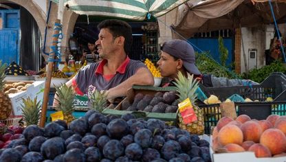 بائع فواكه في أحد الأسواق الشعبية في مدينة الدار البيضاء، المغرب - المصدر: الشرق