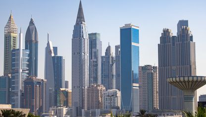 أبراج في أفق شارع الشيخ زايد في دبي، الإمارات - بلومبرغ