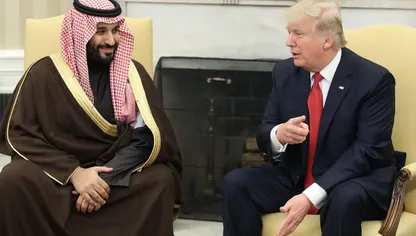 الرئيس الأميركي دونالد ترمب يتحدث مع ولي العهد السعودي الأمير محمد بن سلمان بالمكتب البيضاوي في البيت الأبيض، واشنطن، الولايات المتحدة، يوم الثلاثاء 14 مارس 2017 - بلومبرغ