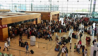 مسافرون ينتظرون، بعد انقطاع عالمي أثر على أنظمة الكمبيوتر في مطار برلين براندنبورغ، في برلين، ألمانيا، يوم الجمعة 19 يوليو 2024 - بلومبرغ