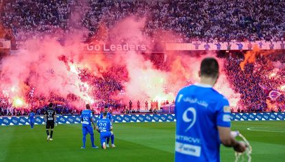 احتفالات جماهير نادي الهلال السعودي في إحدى المباريات - المصدر: بلومبرغ