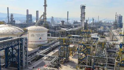 مصفاة نفط في إزمير، تركيا. بدأت شركات تكرير النفط في تركيا خفض مشترياتها من الخام الروسي، بعد أن فرضت الولايات المتحدة عقوبات على أكبر منتجين للنفط في موسكو - المصدر: بلومبرغ