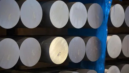 قضبان من الألمنيوم. تراجع سعر المعدن مع ترقب المستثمرين صدور بيانات اقتصادية أميركية مؤجلة - المصدر: بلومبرغ