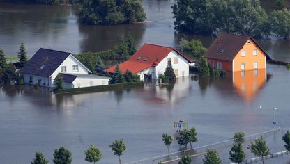 صورة جوية لمنازل تغمرها المياه جزئياً من فيضان نهر بمدينة فيشبيك بألمانيا. المفوضية الأوروبية تطرح خطة مناخ أكثر تشديداً للتفاوض. - الشرق/بلومبرغ