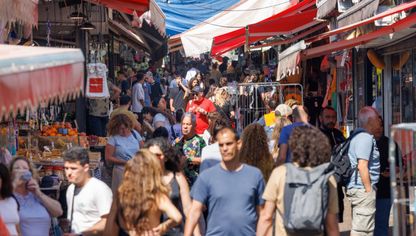 متسوقون إسرائيليون في سوق الكرمل، تل أبيب، إسرائيل - Kobi Wolf