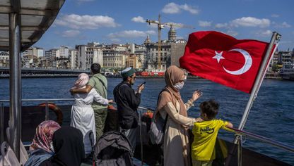 ركاب على متن عبارة إلى الجانب الأوروبي من اسطنبول، تركيا - المصدر: بلومبرغ