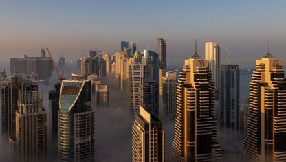 ضباب الصباح يلف ناطحات سحاب سكنية وتجارية في منطقة "مرسى دبي" في دبي - المصدر: بلومبرغ