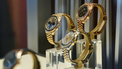 ساعات فاخرة معروضة للبيع في فيفث أفينيو، نيويورك، الولايات المتحدة - بلومبرغ