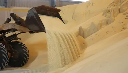 معدات رفع تنقل حبيبات فوسفات أحادي الأمونيوم لمستودع بمصنع أسمدة " فوس أغرو-تشيريبوفيتس" تديره شركة "فوس أغرو"، بمنطقة  تشيريبوفيتس الروسية - المصدر: بلومبرغ