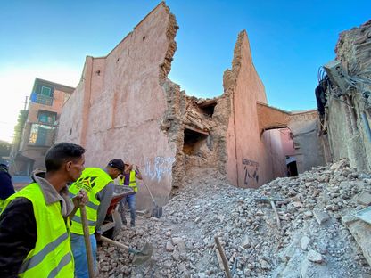 عمال يزيلون الحطام جراء الزلزال في مراكش. 9 سبتمبر 2023 - المصدر: رويترز