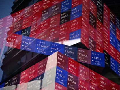 لوحة إلكترونية تعرض أسعار الأسهم داخل مبنى كابوتو وان في طوكيو، اليابان، يوم الخميس، 4 يناير 2024 - المصدر: بلومبرغ