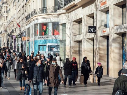 متسوقون ومشاة في شارع الشانزليزيه بباريس  - المصدر: بلومبرغ