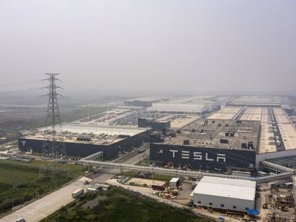 صورة لمصنع تسلا للسيارات الكهربائية في شنغهاي، الصين - المصدر: بلومبرغ