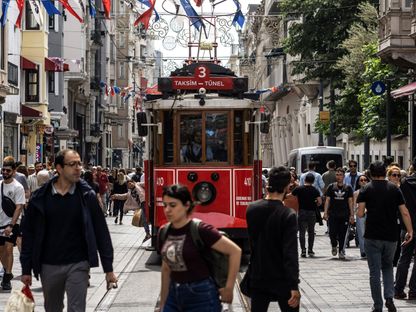متسوقون وترام يمر في شارع الاستقلال في اسطنبول، تركيا. - المصدر: بلومبرغ