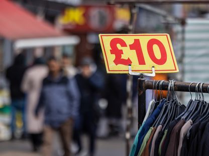 لافتة تشير إلى سعر قطع الملابس في كشك بالسوق الواقع بحي تاور هامليتس، لندن، المملكة المتحدة - المصدر: بلومبرغ