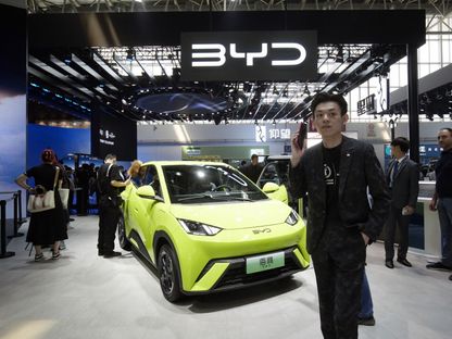 السيارة \"سيغل\" الكهربائية من شركة \"بي واي دي\" أثناء معرض السيارات في بكين   - المصدر: بلومبرغ
