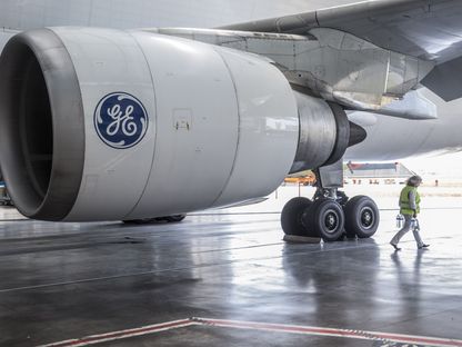 شعار شركة جنرال إلكتريك على المحرك النفاث \"GE Aviation CF6-80C\" - المصدر: بلومبرغ