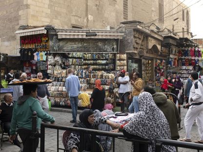 زوار يشقون طريقهم عبر سوق خان الخليلي في القاهرة، مصر - المصدر: الشرق