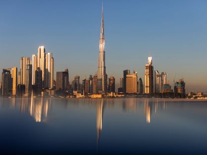 برج خليفة يتوسط العقارات التجارية والسكنية بأفق دبي، الإمارات العربية المتحدة - المصدر: بلومبرغ