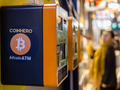 أجهزة الصراف الآلي للعملات المشفرة ، التي تديرها شركة \"كوين هيرو\" (Coinhero) في هونغ كونغ، الصين، يوم الثلاثاء 5 ديسمبر 2023 - المصدر: بلومبرغ