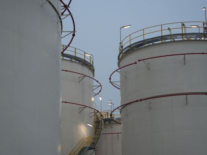صهاريج تخزين الوقود في منشأة \"بي تي برتامينا\" (PT Pertamina) في ميناء تانجونغ بريوك في جاكرتا، إندونيسيا، يوم الإثنين 5 ديسمبر 2022. - المصدر: بلومبرغ