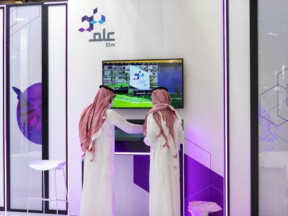 عميلان داخل أحد فروع شركة علم السعوددية للحلول الرقمية - المصدر/ حساب الشركة على فيسبوك