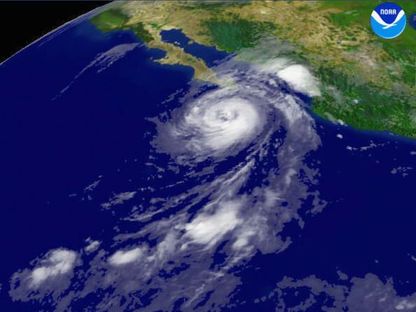 صورة عبر القمر الصناعي صادرة عن الإدارة الوطنية للمحيطات والغلاف الجوي تظهر الاعصار \"أوتيس\" يتجه شمال غرب فوق الطرف الجنوبي الغربي لكاليفورنيا في 30 سبتمبر 2005 - المصدر: غيتي إيمجز