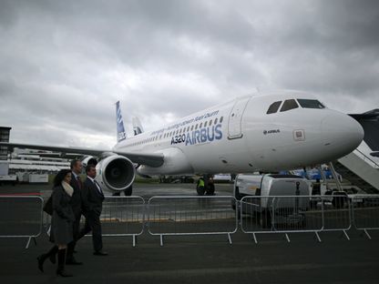 إقلاع طائرة \"إيرباص\" طراز \"إيه 320\"ووزنها 80 طناً يتطلب قدراً هائلاً من الطاقة - المصدر: بلومبرغ
