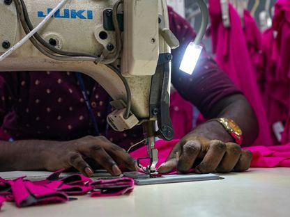 عاملة تعمل على ماكينة خياطة بأحد مصانع الملابس في سريلانكا - المصدر: بلومبرغ