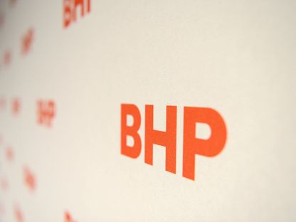 شعار مجموعة \"بي إنش بي\" BHP  معروض خلال الاجتماع العام السنوي للشركة في ملبورن، أستراليا - المصدر: بلومبرغ