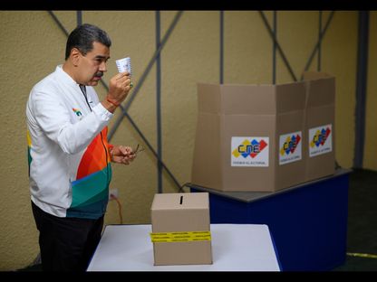 نيكولاس مادورو، رئيس فنزويلا، يدلي بصوته خلال التصويت على الاستفتاء بالعاصمة كاراكاس في فنزويلا، بتاريخ 3 ديسمبر 2023 - المصدر: بلومبرغ