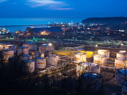صهاريج تخزين النفط مضاءة ليلاً في مصفاة \"آر إن توابسينسكي\"،  التي تديرها شركة \"روسنفت\"، في توابسي، روسيا. - المصدر: بلومبرغ