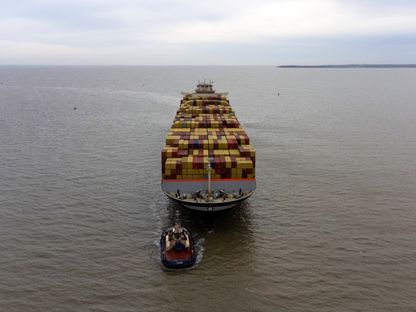 زورق يرشد سفينة حاويات تتبع شركة \"إم إس سي لوسيانا\" أثناء اقترابها من ميناء فيليكسستو، في فيليكسستو، المملكة المتحدة - المصدر: بلومبرغ
