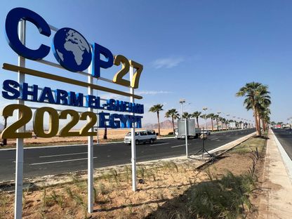 شعار قمة المناخ COP27 على طريق رئيسي في شرم الشيخ، مصر.. المدينة الساحلية ستستضيف الحدث المناخي الأبرز عالمياً هذا الشهر - المصدر: بلومبرغ