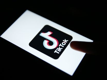 شعار تطبيق \"تيك توك\" يظهر على شاشة هاتف محمول - المصدر: بلومبرغ