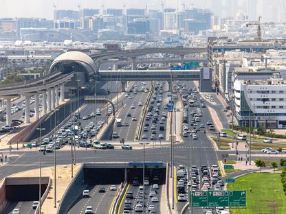 سائقو السيارات يتنقلون في شارع الشيخ زايد، دبي، الإمارات العربية المتحدة - المصدر: بلومبرغ