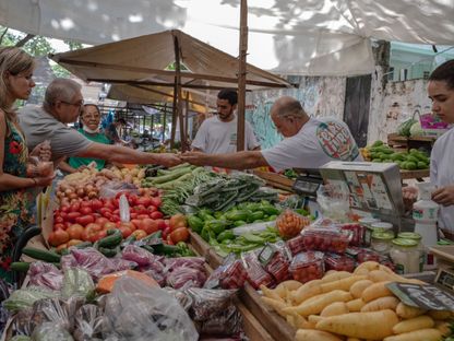 المتسوقون يشترون المنتجات من أحد الأسواق الخارجية في حي تيجوكا في ريو دي جانيرو بالبرازيل، الثلاثاء، 5 أبريل 2022. - المصدر: بلومبرغ