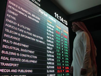 مستثمر يراقب شاشة تعرض معلومات الأسهم في السوق المالية السعودية (تداول) في الرياض - المصدر: رويترز