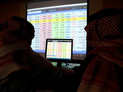 متداولان يراقبان معلومات الأسهم في سوق الأسهم السعودية، الرياض  (صورة أرشيفية) - المصدر: رويترز