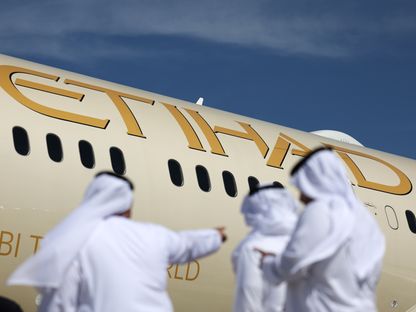 زوار أمام طائرة ركاب من طراز بوينغ 787-9 دريملاينر، تشغلها الاتحاد للطيران، في معرض دبي للطيران في دبي، الإمارات العربية المتحدة - المصدر: بلومبرغ